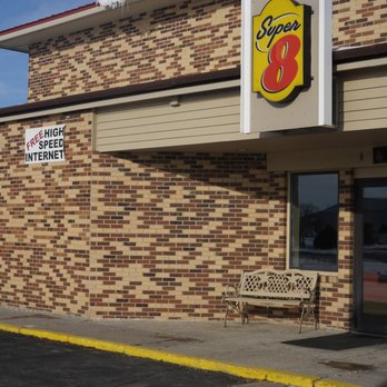 Super 8 by Wyndham Melrose - Main entrance - Hotels Near Me - Melrose, Minnesota