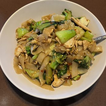 Thai Table - Pad See Ew - Thai Near Me - Wichita, Kansas