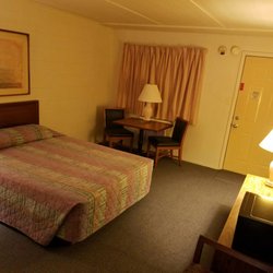 Rand Manor Motel - Updated kitchenettes include small kitchen, housekeeping, and satellite TV at an affordable price!