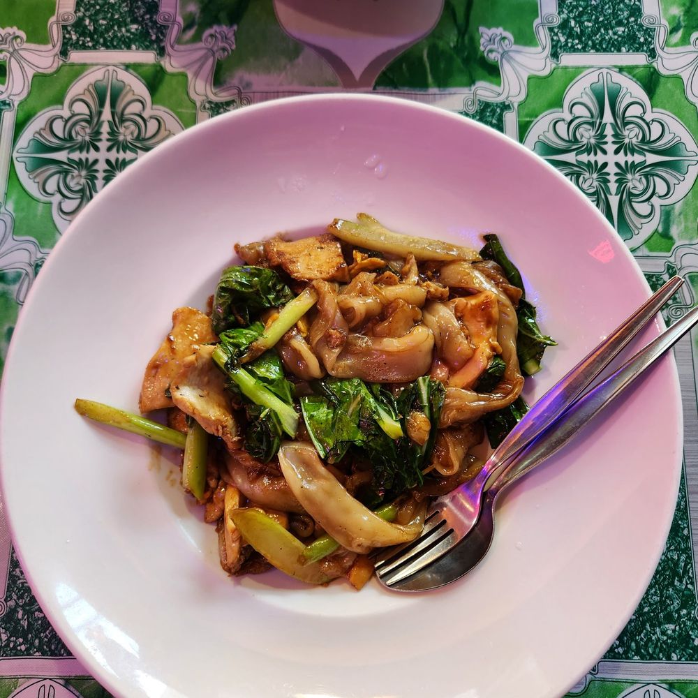 E-Jae Pak Mor - Pad See Ew with Chicken 5/5 - Thai Near Me - Seattle, Washington