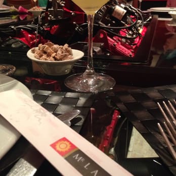 Mr. Lam - Very masculine decor with the Ferrari motor in the middle of our table :) - Chinese Near Me - Rio de Janeiro, RJ