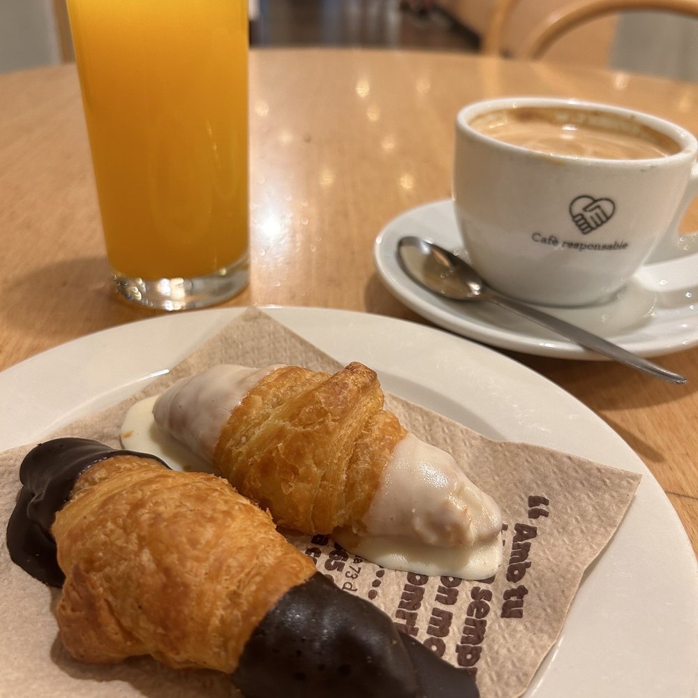 Croissant de chocolate barko y blanco. Cafe con leche. Zumo de naranja