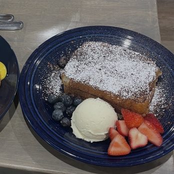 Main Kitchen Bar & Grill - French Toast with Berries and Bananas - New American Near Me - Canoga Park, California Main Kitchen Bar & Grill - French Toast with Berries and Bananas - New American Near Me - Canoga Park, California