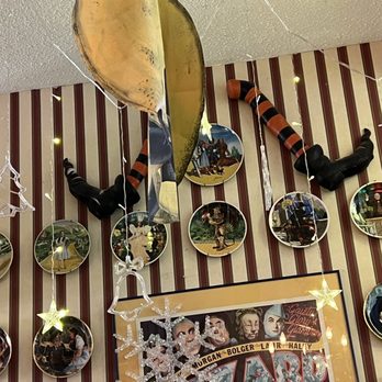 Windhill Pancake Parlor - Wizard of Oz wall - Breakfast & Brunch Near Me - McHenry, Illinois