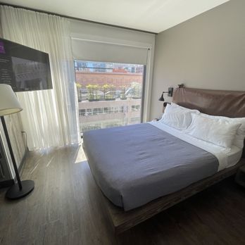 Moxy Chicago Downtown - Bed - Hotels Near Me - Chicago, Illinois