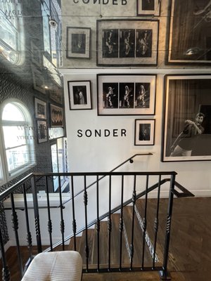 The Crescent Hotel Beverly Hills, Sonder by null