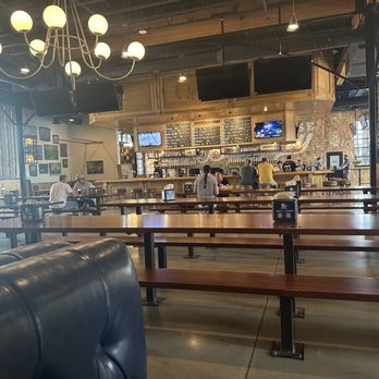 Pinthouse Pizza - Great bar w lots of brews on tap! Ask for a sampler! - Brewpubs Near Me - Round Rock, Texas