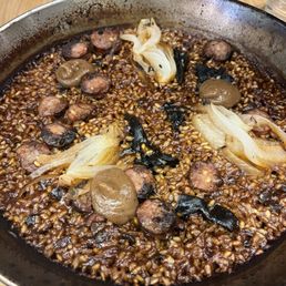 Sausage paella with caramelized onions Sausage paella with caramelized onions