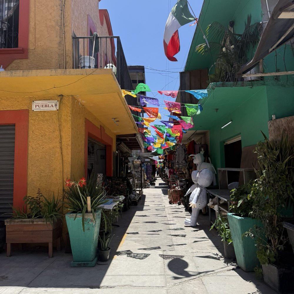 Mercado de Artesanías - Puestos de ropa, cántaros etc - Arts & Crafts Near Me - Tijuana, BCN