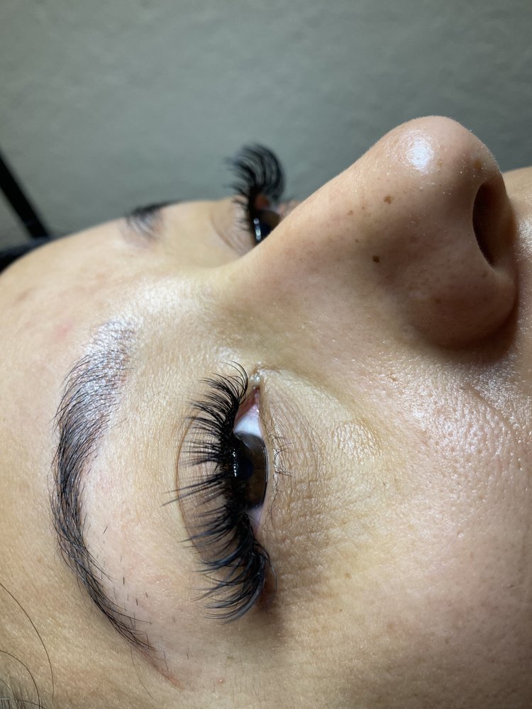 Fleekylashh Logo