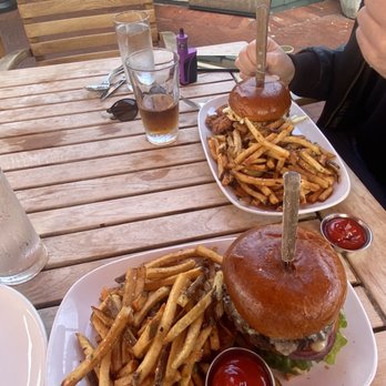 Sapphire - American burger with added avocado + chicken sandwich - New American Near Me - Laguna Beach, California