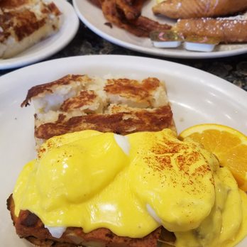 Ball Square Cafe - Sweet pepper and corned beef hash eggs benedict // March 2018 - Breakfast & Brunch Near Me - Somerville, Massachusetts Ball Square Cafe - Sweet pepper and corned beef hash eggs benedict // March 2018 - Breakfast & Brunch Near Me - Somerville, Massachusetts