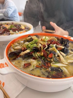 Fish With You ｜Spicy & Sour Fish Soup 鱼你在一起酸菜鱼 by null