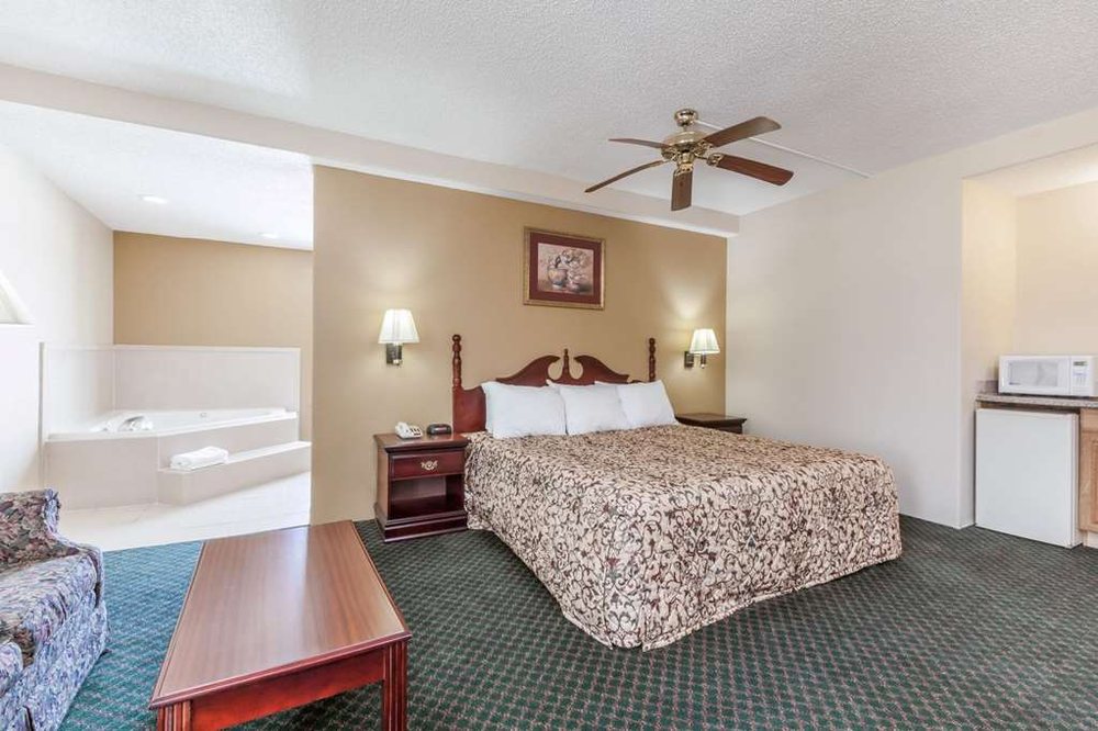 DAYS INN BY WYNDHAM LAPLACE NEW ORLEANS 22 Photos Hotels 3912