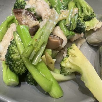 Yi Xin Cafe - Fish fillets with vegetables  Nice with out bones. - Hong Kong Style Cafe Near Me - Honolulu, Hawaii