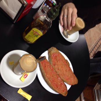 Cafetería Agustín - Dos cafés con leche y una de tomate integral 3,40€ - Breakfast & Brunch Near Me - Granada, GR