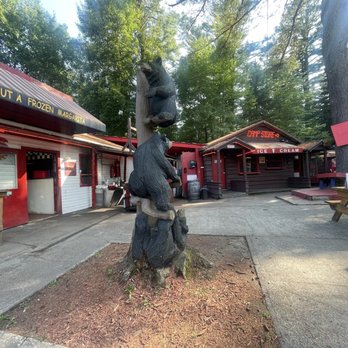 Tail O'the Pup - Great seating and outdoor band. - Barbeque Near Me - Ray Brook, New York