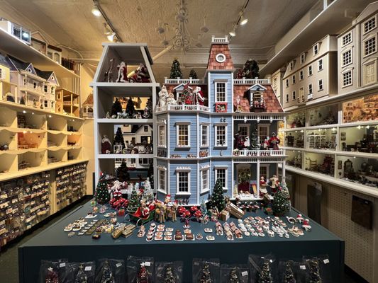 Tiny Doll House by null