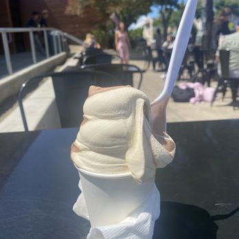 Meadowlark Dairy - Livermore - Vanilla/chocolate in a cup (4) in front seating area. - Ice Cream & Frozen Yogurt Near Me - Livermore, California
