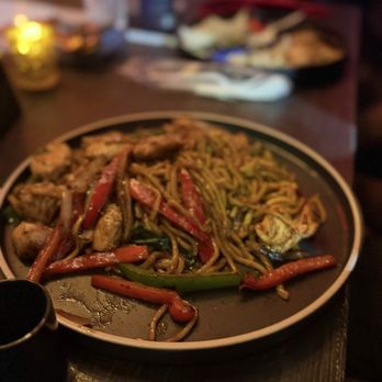 La Moon - Chicken lo mein - Vietnamese Near Me - Atlanta, Georgia La Moon - Chicken lo mein - Vietnamese Near Me - Atlanta, Georgia