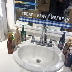 Bath & Body Works - Hand washing station A+
