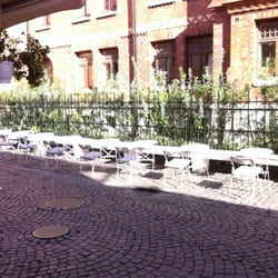 Café Konditori Kringlan - Sitting in the sun opposite to the café
