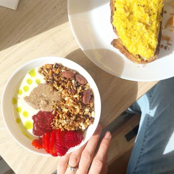 Økende - Yogurt bowl and scrambled egg toast - Farmers Market Near Me - West Bridgford, NTT