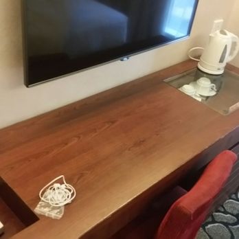 香港粵海酒店 - work desk, with charging compartment on one side, and refreshment drawer on the other. - Hotels Near Me - Hong Kong, HK