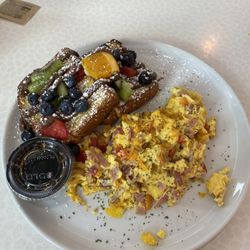Caffellatte - Desayuno Dulce: $14 + $1 for veggies in the eggs + $2.50 for Nutella and fruit= $17.50. Seems steep for PR