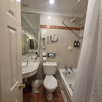 Granville Hotel - Bathroom - Hotels Near Me - Waterford, WD