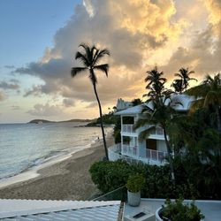Buoy Haus - Sunset views from on site restaurant Isla Blue