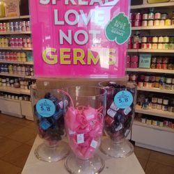 Bath & Body Works - Wash your hands America!