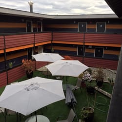 401 Motor Inn - Courtyard (2nd floor view)