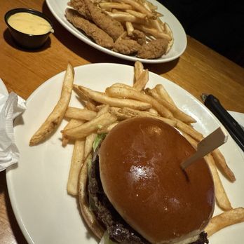 Applebee's Grill + Bar - Classic Cheeseburger & Chicken Tenders Platter - American Near Me - Valley Stream, New York