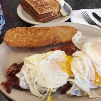 George's Restaurant & Bar - Corned beef hash, three eggs, two hashbrown sand toast - Breakfast & Brunch Near Me - Gloucester, Massachusetts