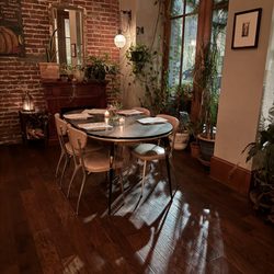 Cobble Hill Restaurant - Cute dining spot in front of