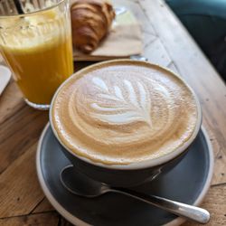 't Koffieboontje - Cappuccino, orange juice, croissant