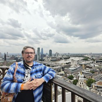 St. Paul's Cathedral - Hanging out up top, classic Grey London skies - Landmarks & Historical Buildings Near Me - London, XGL St. Paul's Cathedral - Hanging out up top, classic Grey London skies - Landmarks & Historical Buildings Near Me - London, XGL
