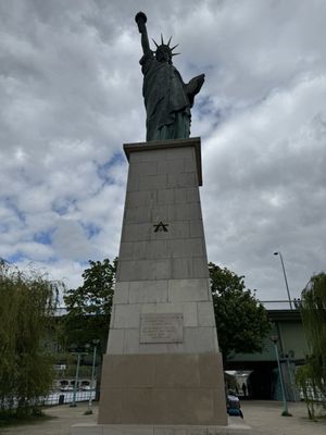 Statue of Liberty by null