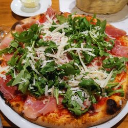 La Forchetta - Pizza lusso mit Steinpilzen, Schinken und Rucola