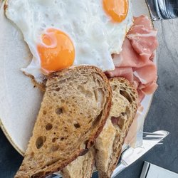 KLYO - Fried egg with bread