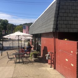 The Bridgeside Market - Outdoor seating