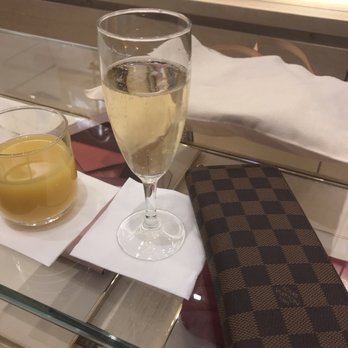 Louis Vuitton - Champagne and orange juice provided - Luggage Near Me - Paris, 75 Louis Vuitton - Champagne and orange juice provided - Luggage Near Me - Paris, 75