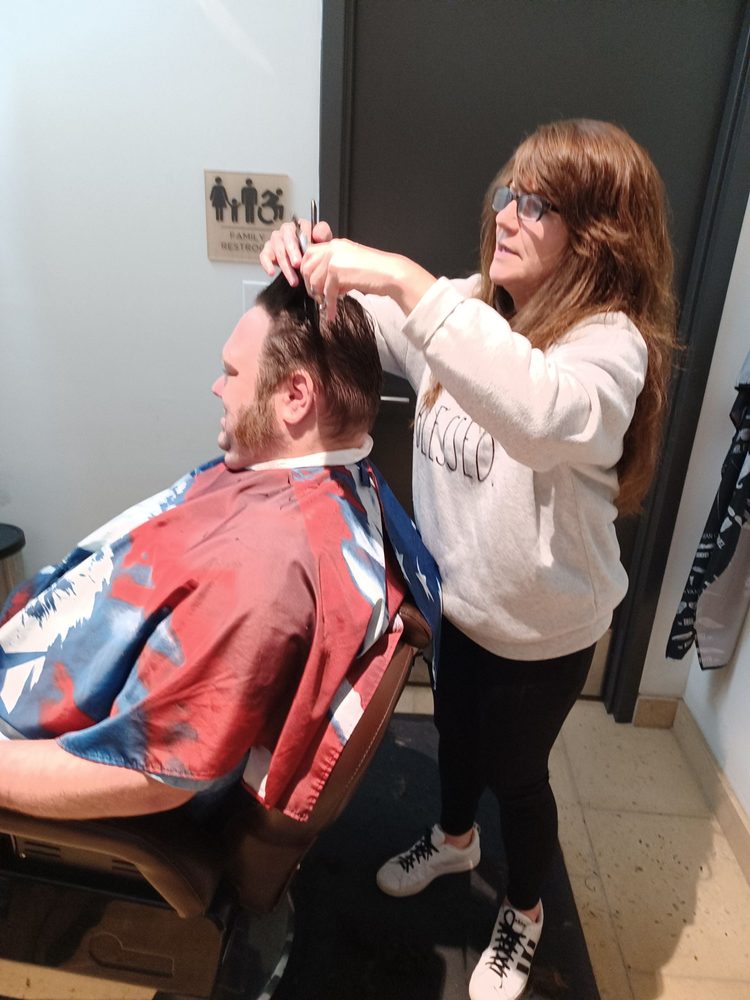 GENTLEMANS QUARTERS BARBER SHOP 14 Photos & 15 Reviews 21196 East