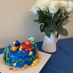 Dory Theme Cake - 1 layer (vanilla and chocolate with chocolate buttercream)..... DELI !!!!! Dory Theme Cake - 1 layer (vanilla and chocolate with chocolate buttercream)..... DELI !!!!!