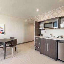 Home2 Suites by Hilton Woodland Hills Los Angeles - Guest room amenity