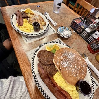 Black Bear Diner El Cajon - Diners Near Me - El Cajon, California