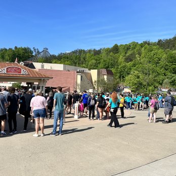 Dollywood - The crowd gathering to get into the park before 10am - Amusement Parks Near Me - Pigeon Forge, Tennessee