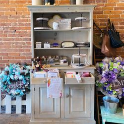 3 Chicks Fudgery - A decor cosy everything easy to find, very organize enticement display.