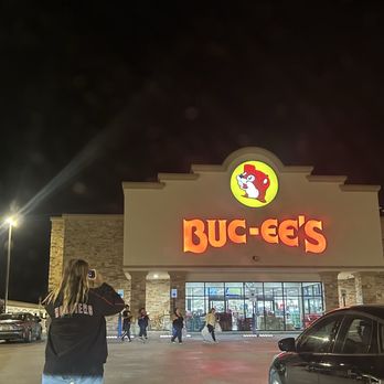 Buc-ee's - Taking a digital photo of the awesome sign - Convenience Stores Near Me - Berthoud, Colorado